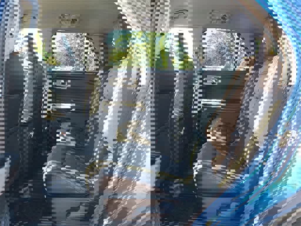 Used 2022 Ford Explorer Limited image 26