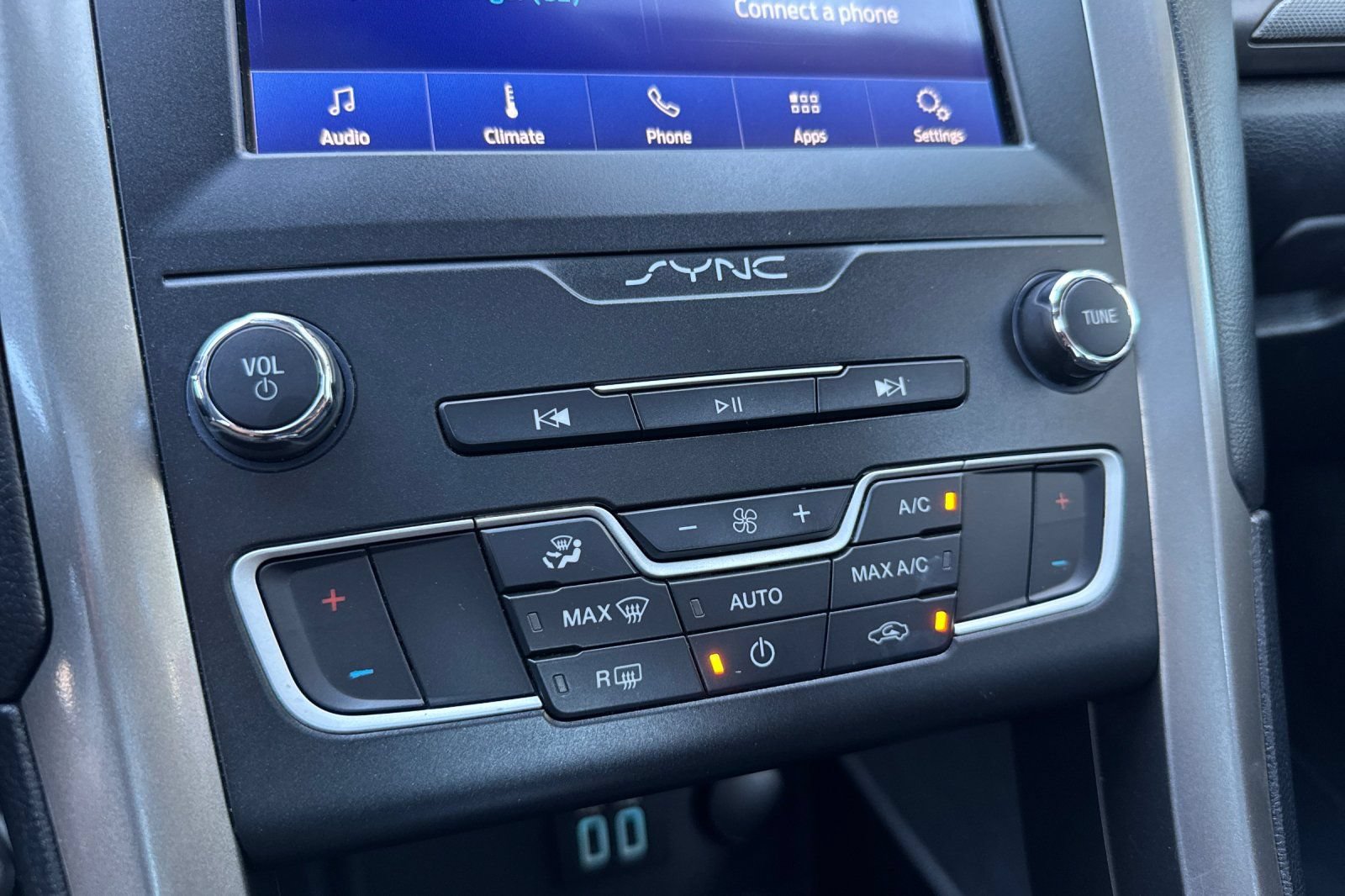 Used 2020 Ford Fusion SE FWD image 28