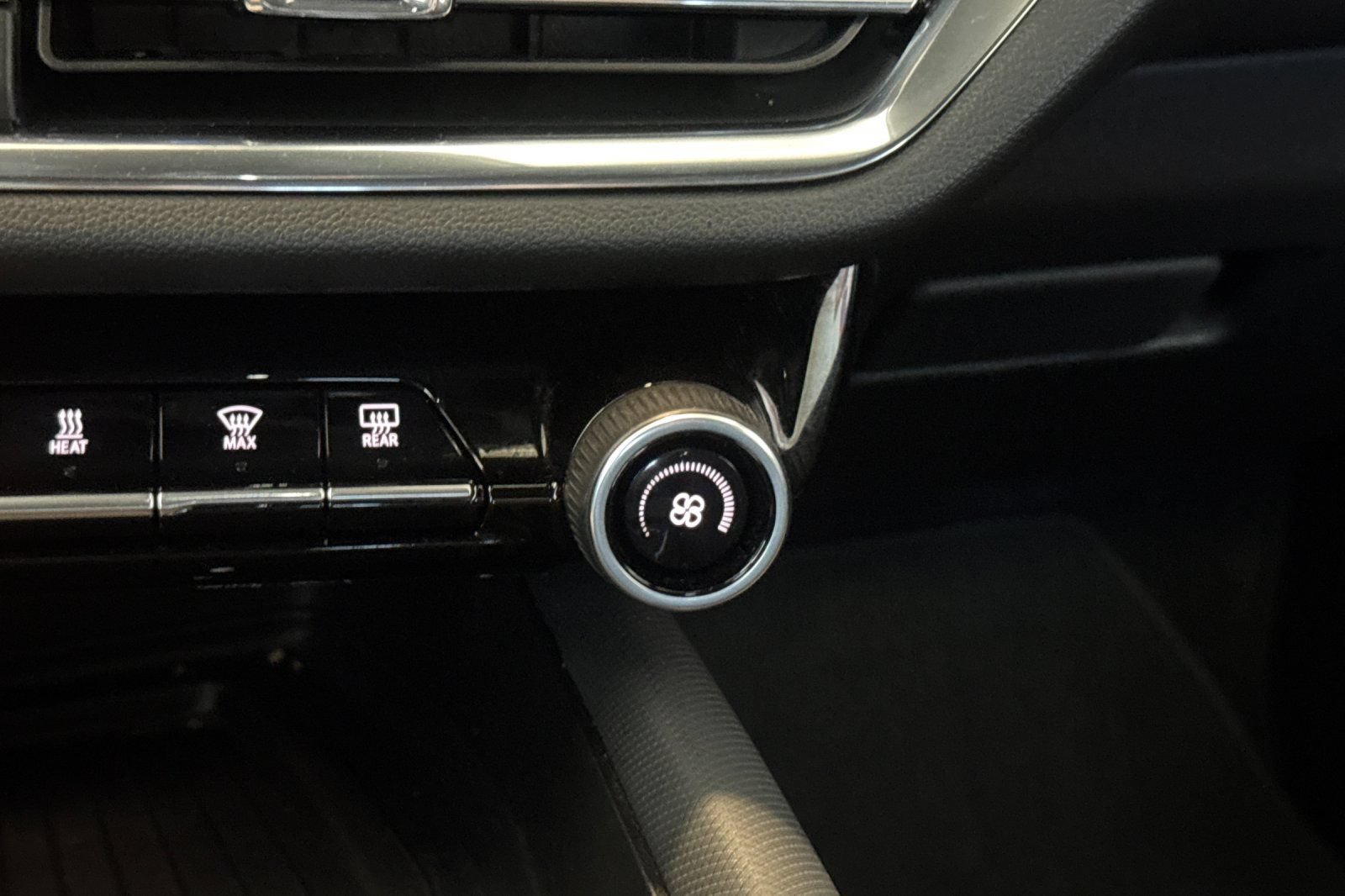 Used 2024 Chevrolet Equinox EV LT FWD image 28