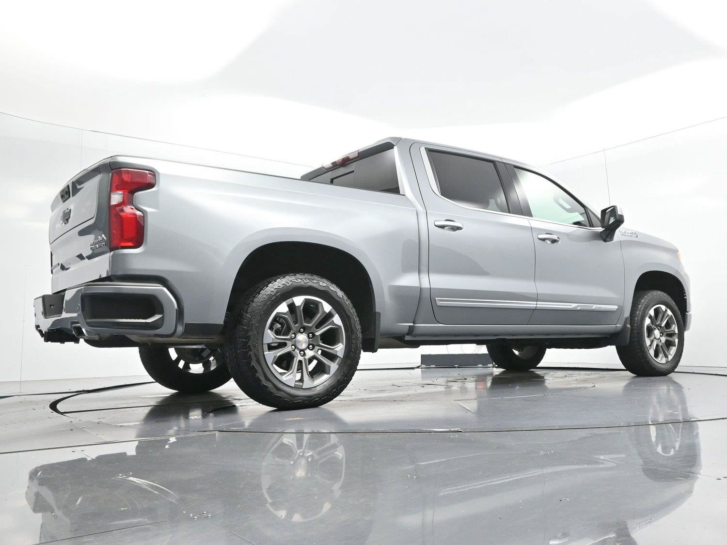 Used 2025 Chevrolet Silverado 1500 High Country w/ Technology Package AWD/4WD image 51