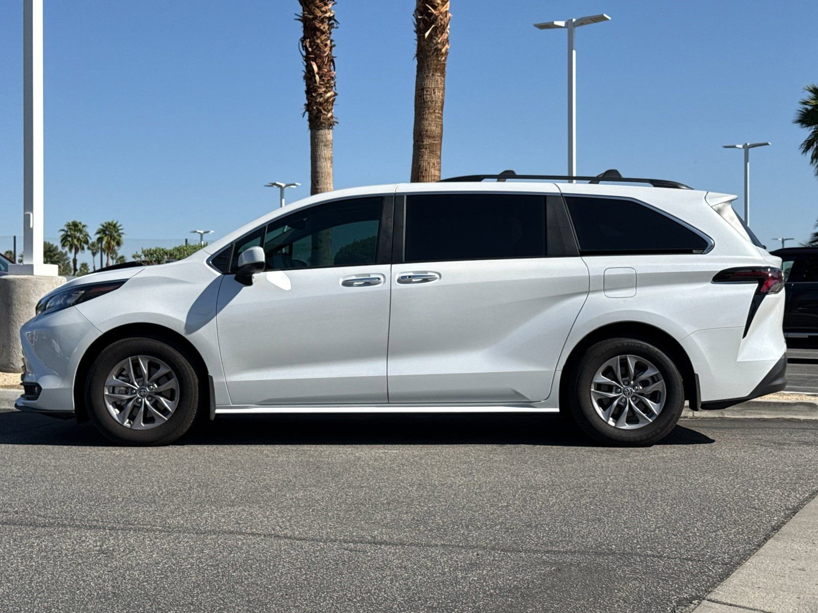 Used 2025 Toyota Sienna XLE w/ XLE Plus Package image 6