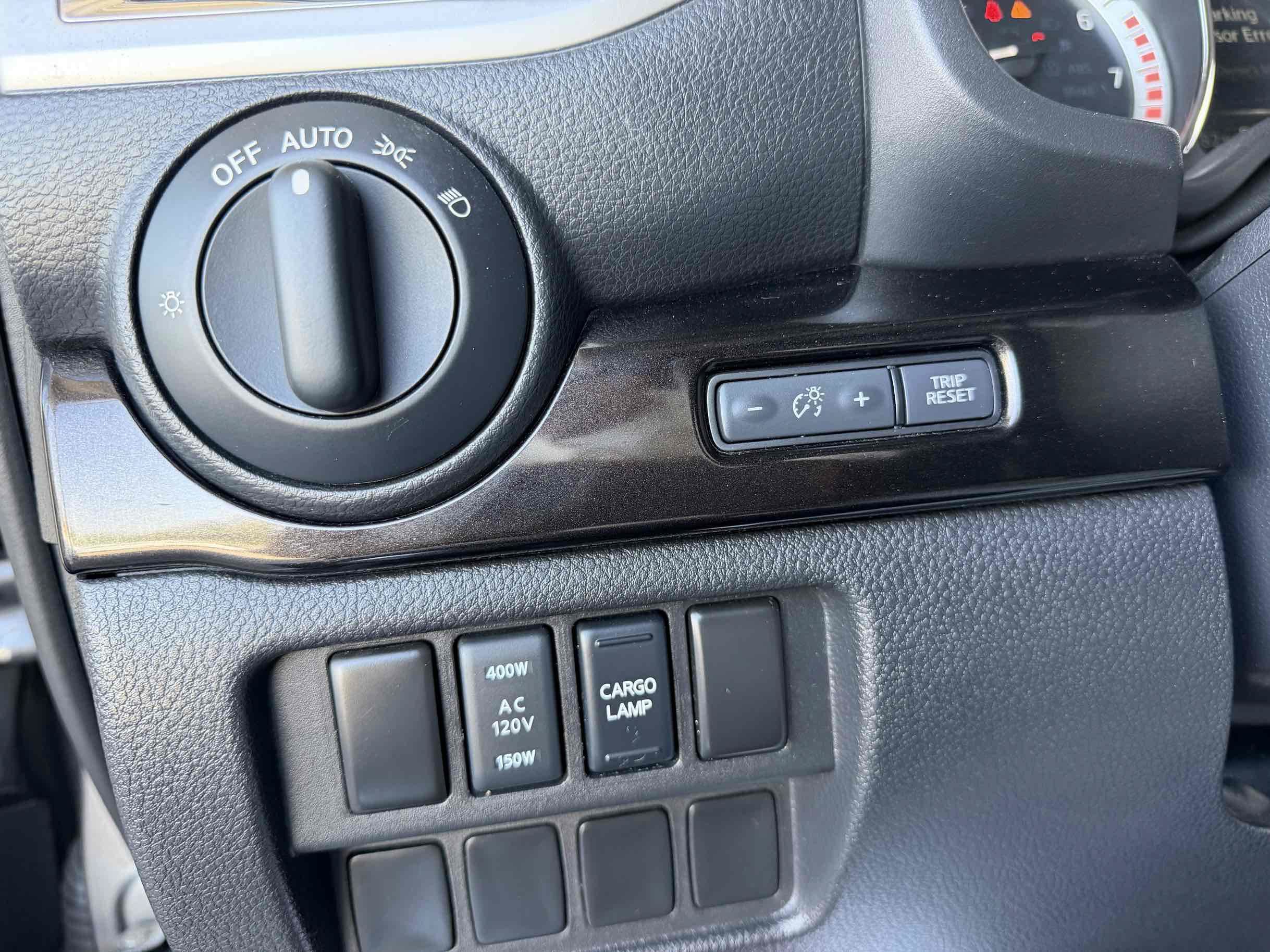 Used 2018 Nissan Titan SV w/ SV Convenience Package AWD/4WD image 21