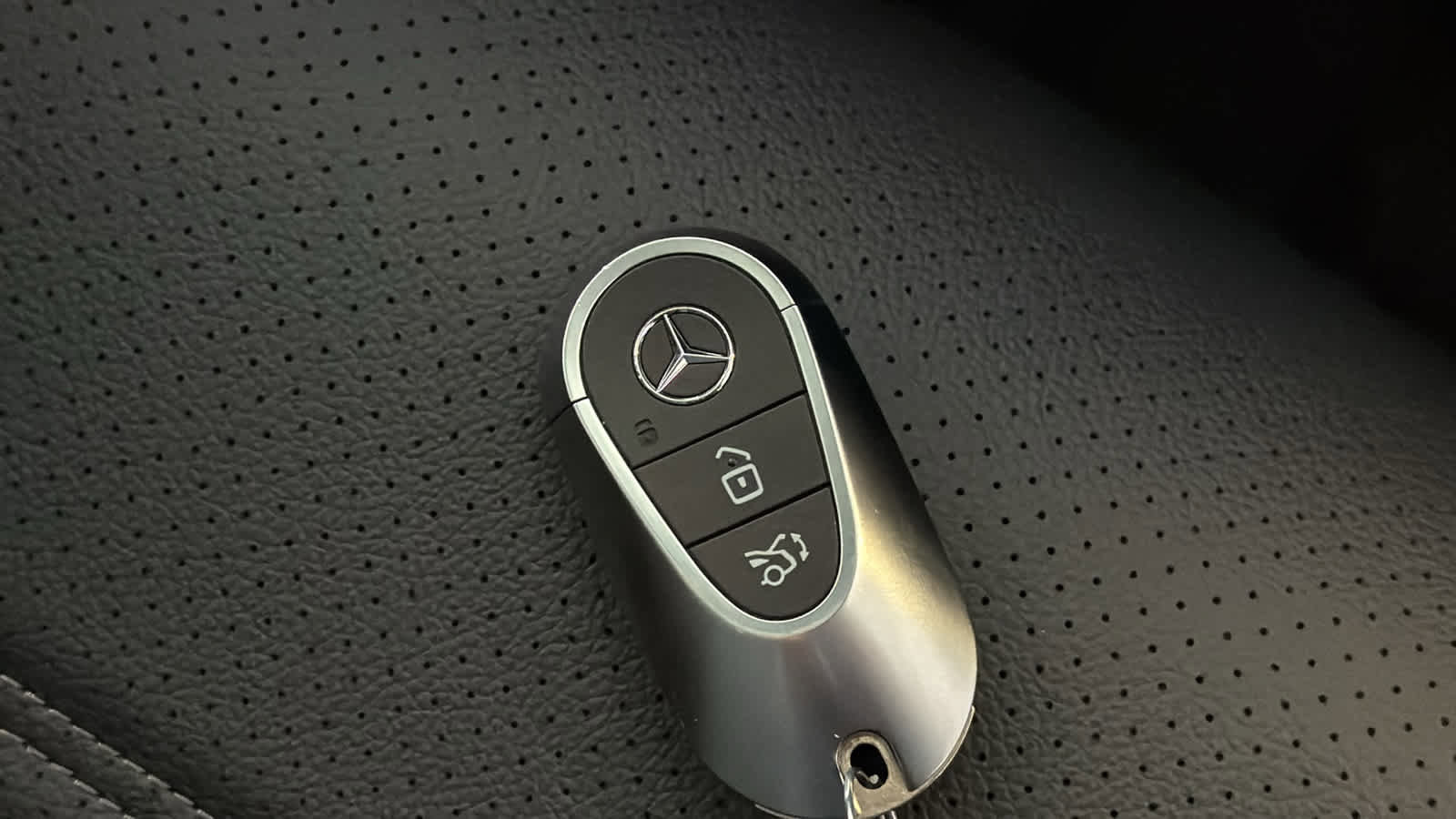 Used 2025 Mercedes-Benz GLC 300 4MATIC image 36