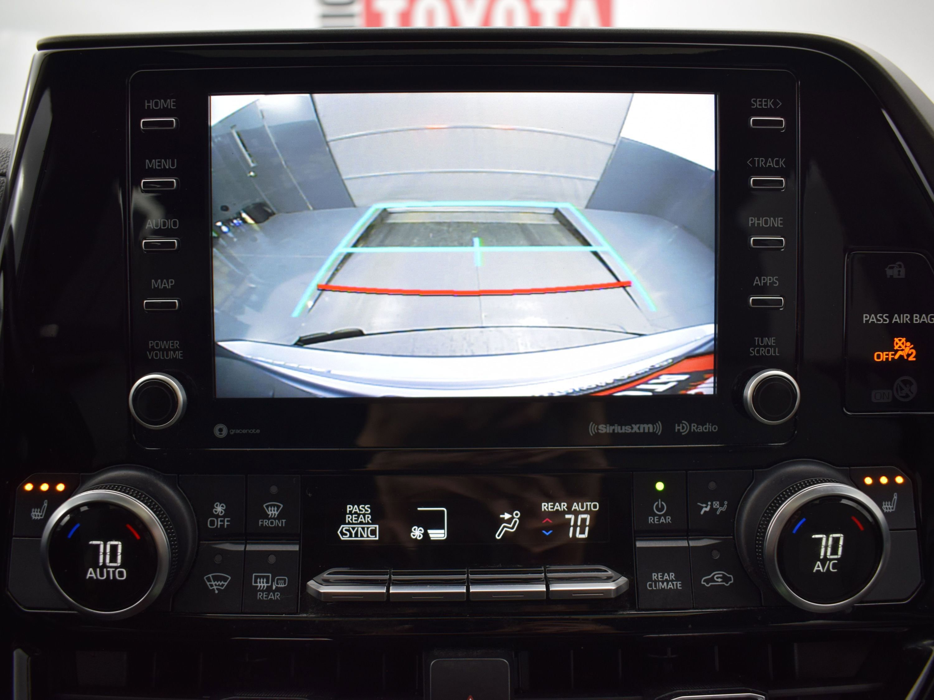 Used 2022 Toyota Highlander XLE AWD/4WD image 18