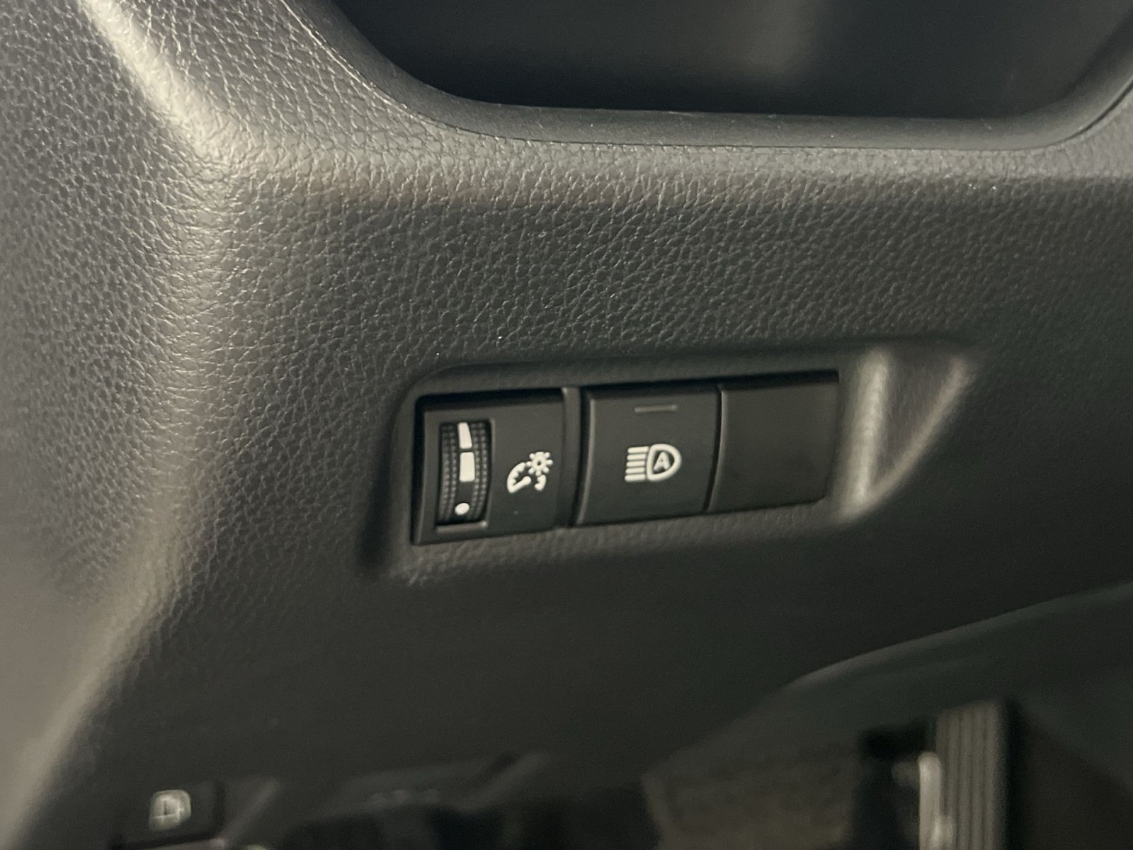 Used 2025 Toyota RAV4 XLE AWD/4WD image 31