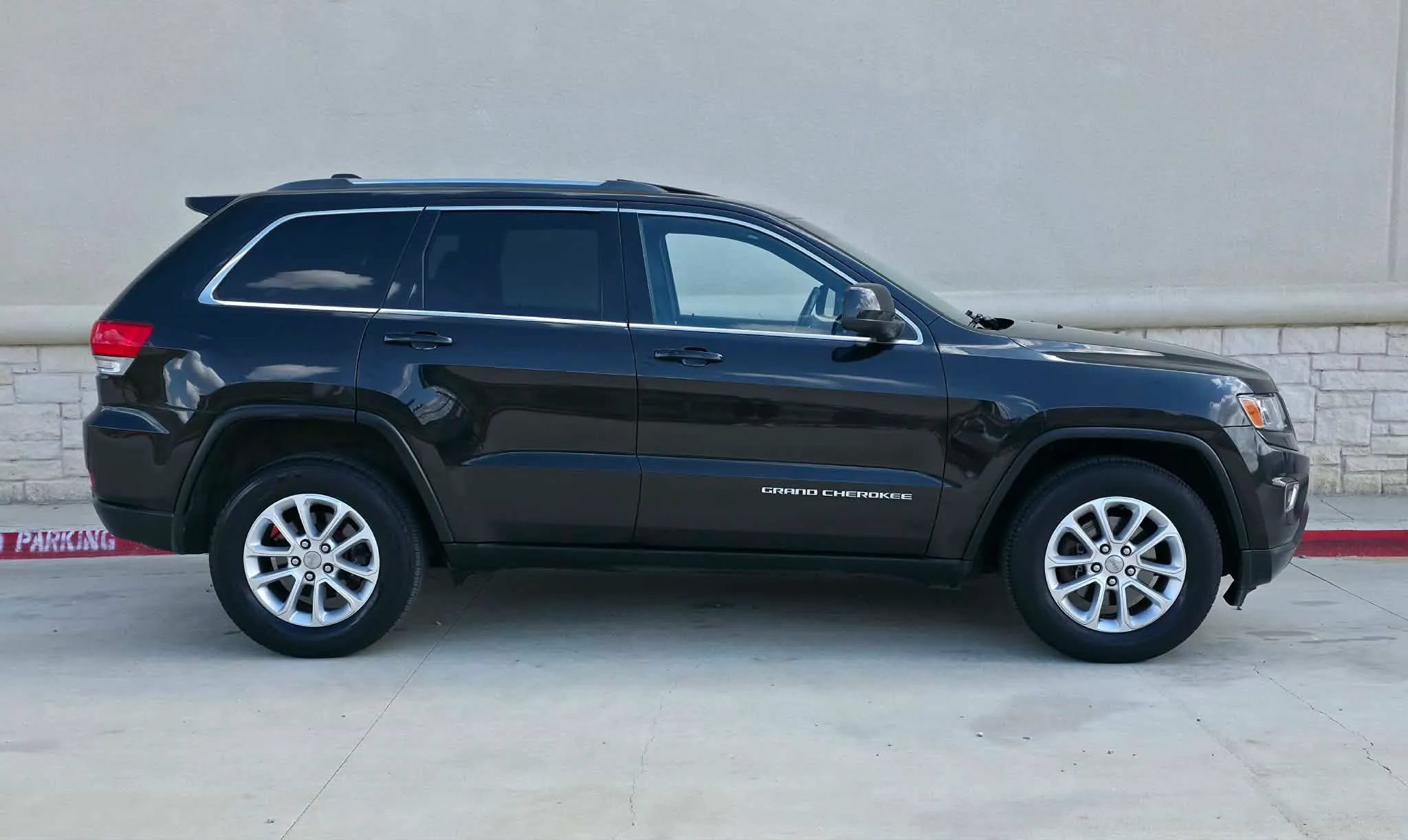 Used 2014 Jeep Grand Cherokee Laredo w/ Security & Convenience Group AWD/4WD image 2