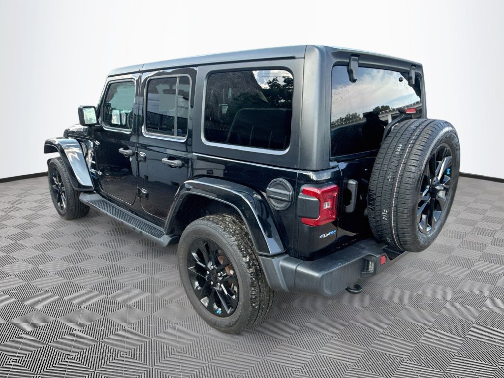 Used 2022 Jeep Wrangler Unlimited Sahara w/ Cold Weather Group AWD/4WD image 8