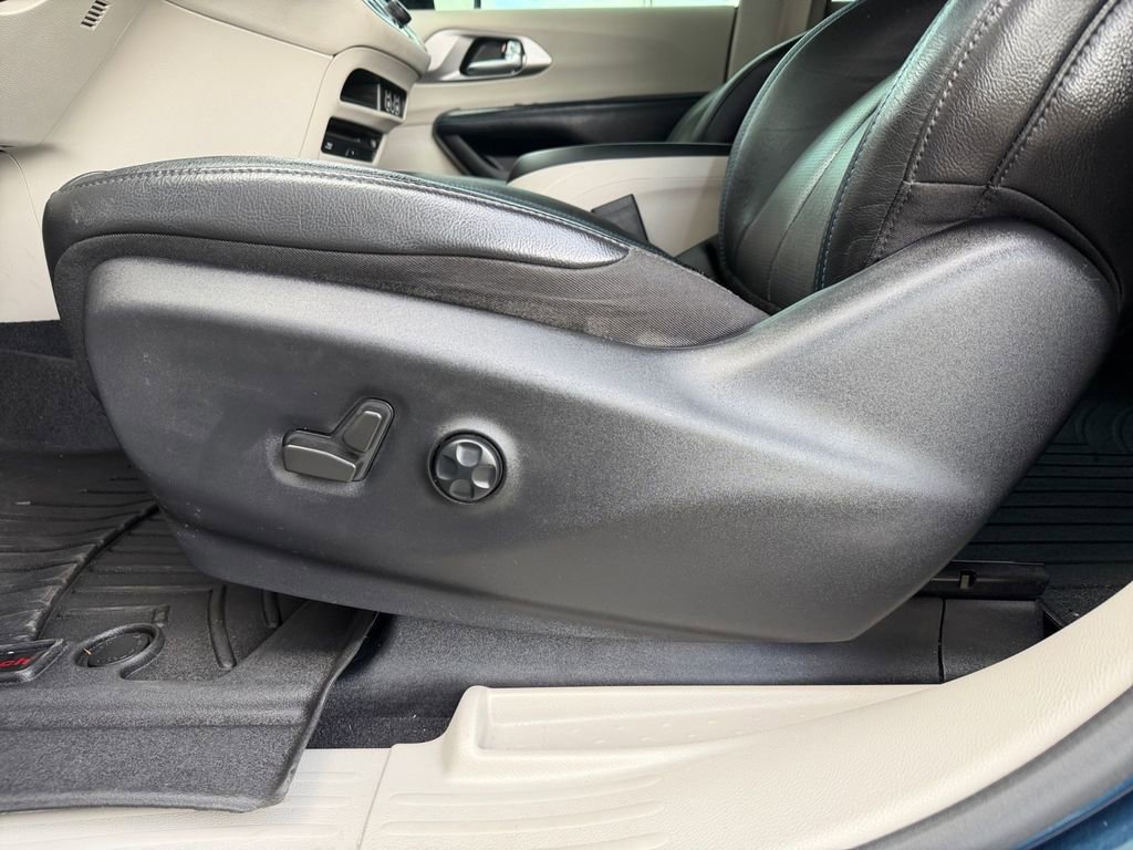 Used 2021 Chrysler Pacifica Touring-L w/ Uconnect Theater Family Group FWD image 31