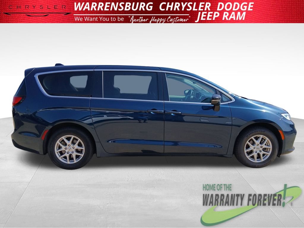 Used 2024 Chrysler Pacifica Touring-L FWD image 3
