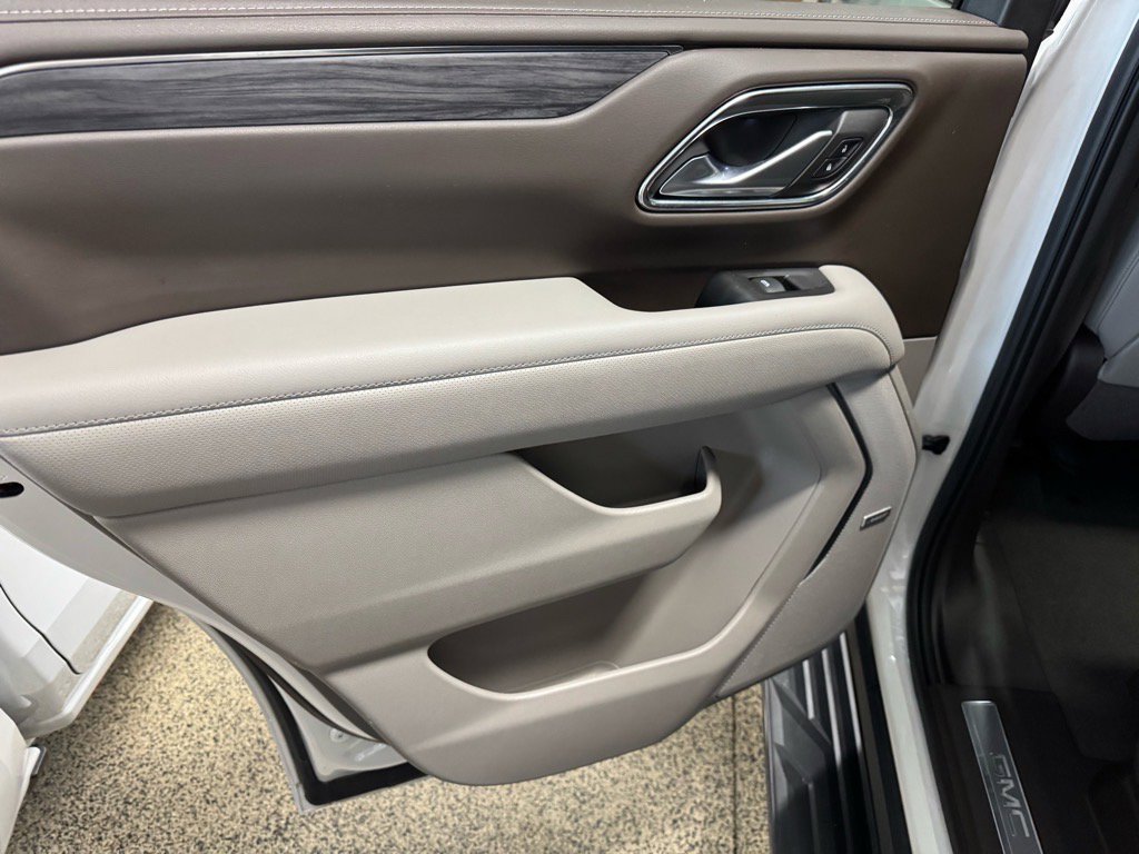 Used 2022 GMC Yukon SLT w/ SLT Premium Package image 11
