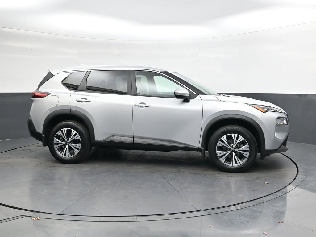 Used 2023 Nissan Rogue SV image 3