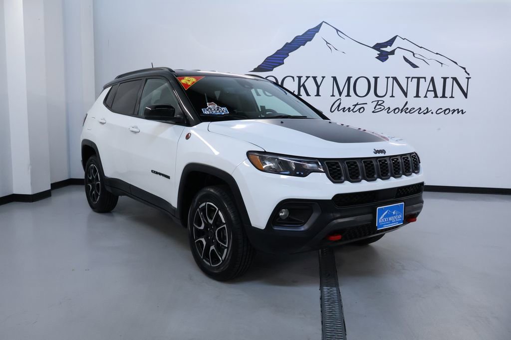 Used 2025 Jeep Compass Trailhawk AWD/4WD image 1