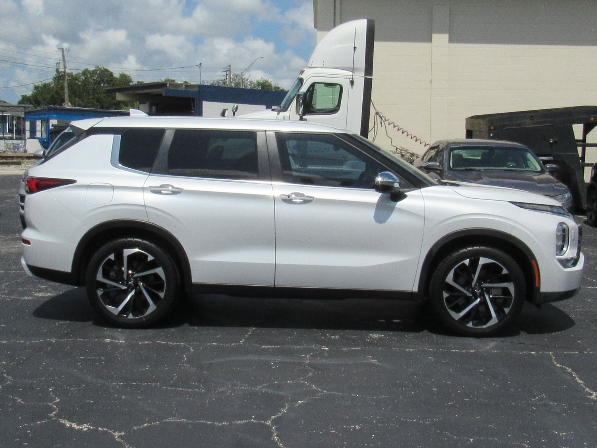 Used 2022 Mitsubishi Outlander SE image 2