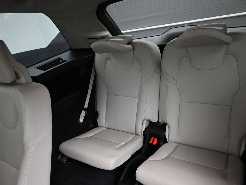 Used 2020 Volvo XC90 T5 Momentum w/ Protection Package Premier image 14