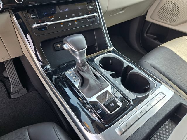 Used 2024 Kia Carnival EX FWD image 17