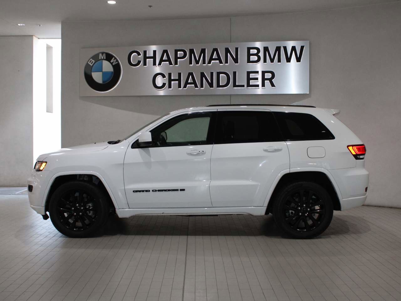 Used 2022 Jeep Grand Cherokee Laredo X AWD/4WD image 3