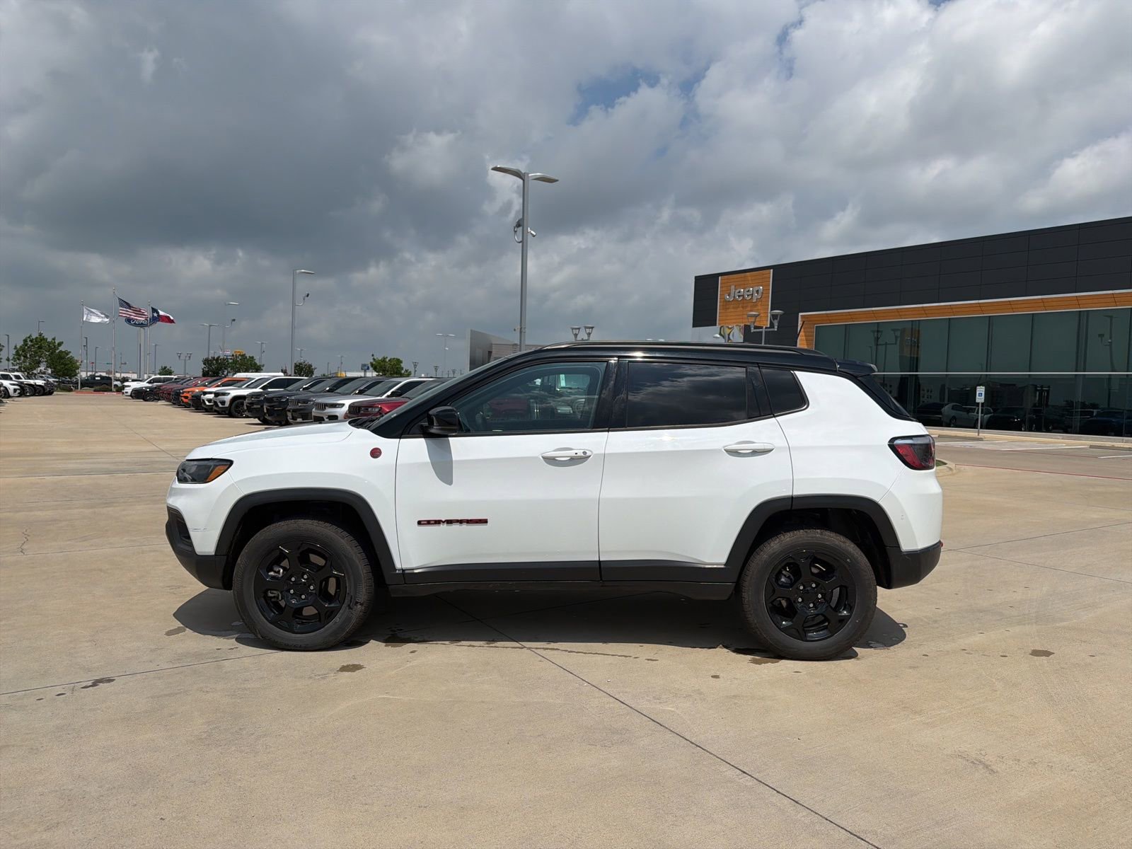 Used 2024 Jeep Compass Trailhawk AWD/4WD image 2