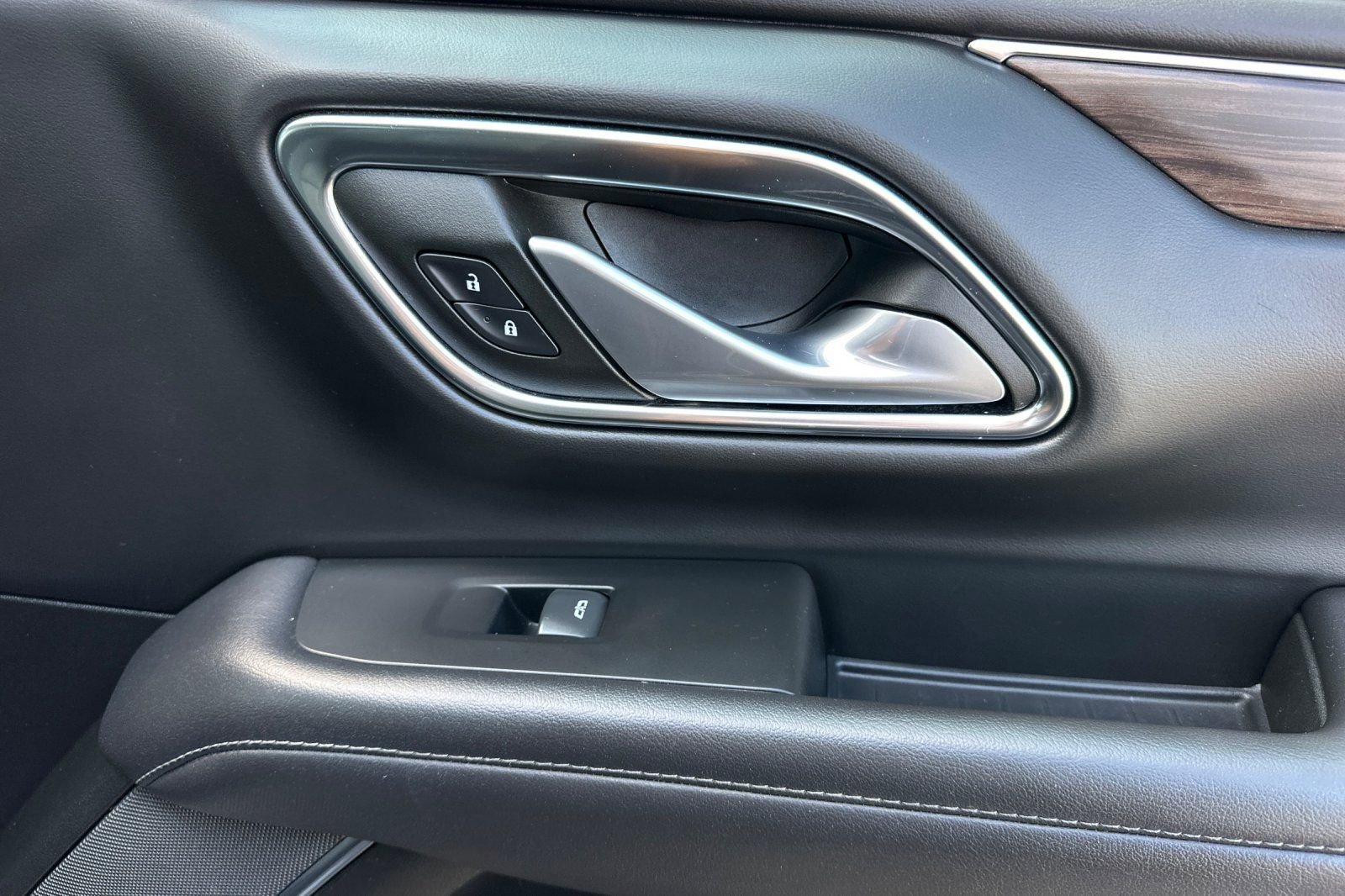 Used 2022 Chevrolet Suburban Z71 image 23