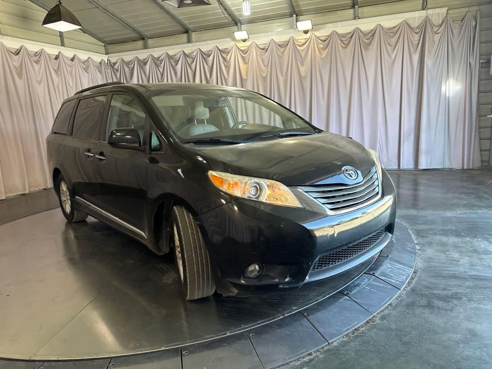Used 2014 Toyota Sienna XLE w/ XLE Premium Package FWD image 3