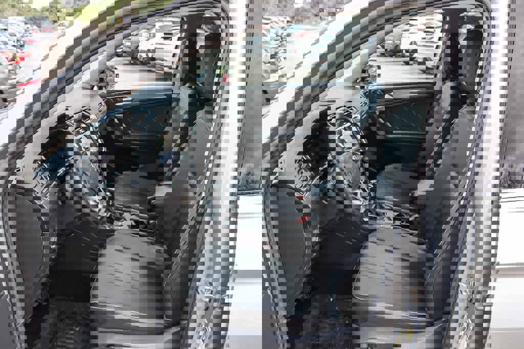 Used 2022 Volkswagen Tiguan SE w/ Panoramic Sunroof Package image 19