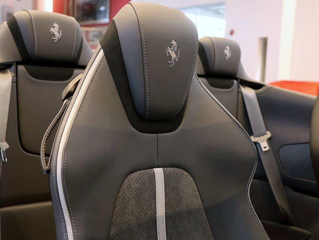 Certified 2026 Ferrari Roma Spider RWD image 32