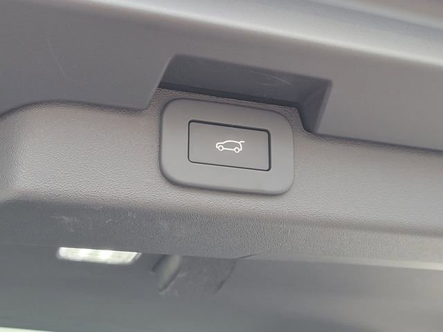 Used 2025 Land Rover Discovery Dynamic SE image 13