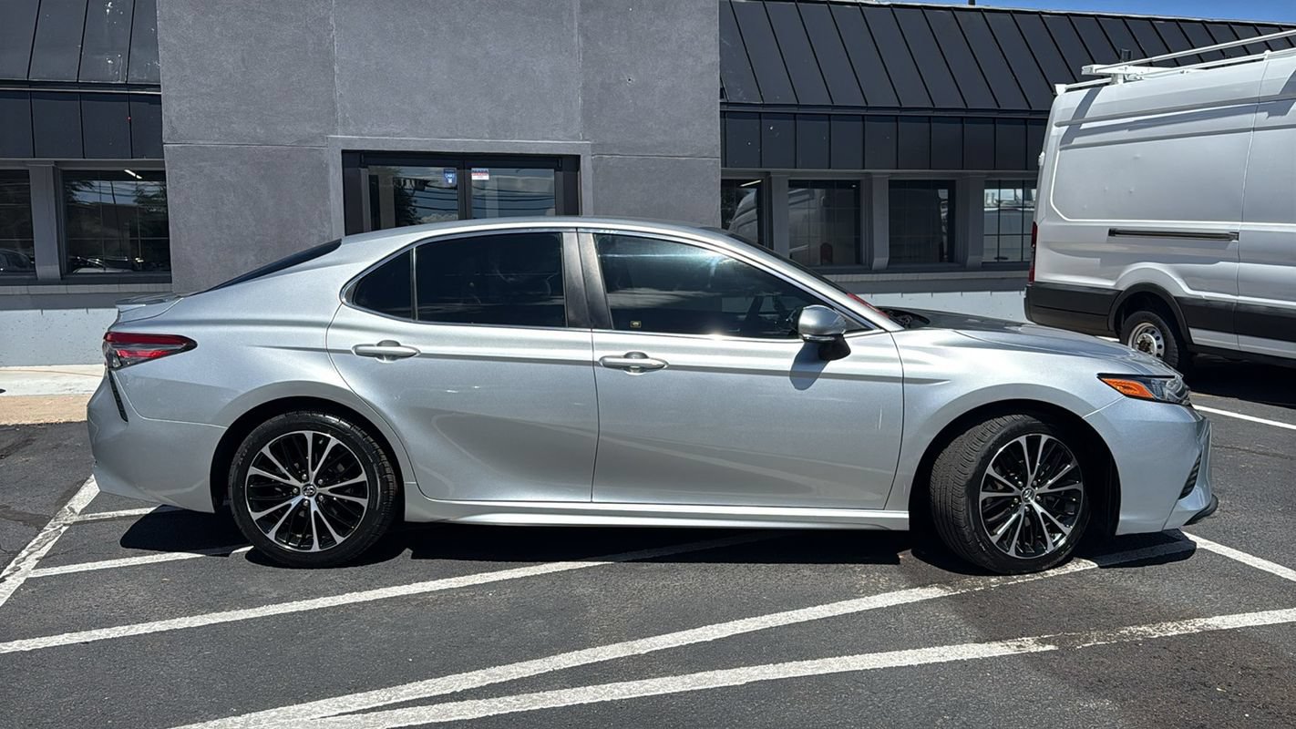 Used 2018 Toyota Camry SE w/ Convenience Package FWD image 2