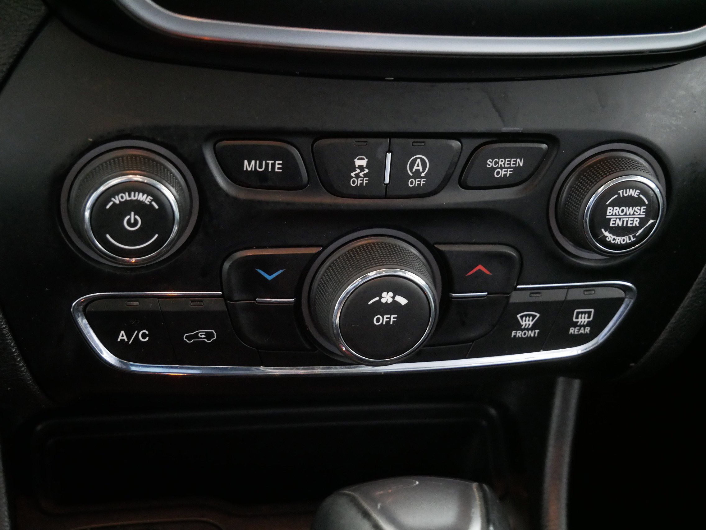 Used 2019 Jeep Cherokee Latitude Plus image 23