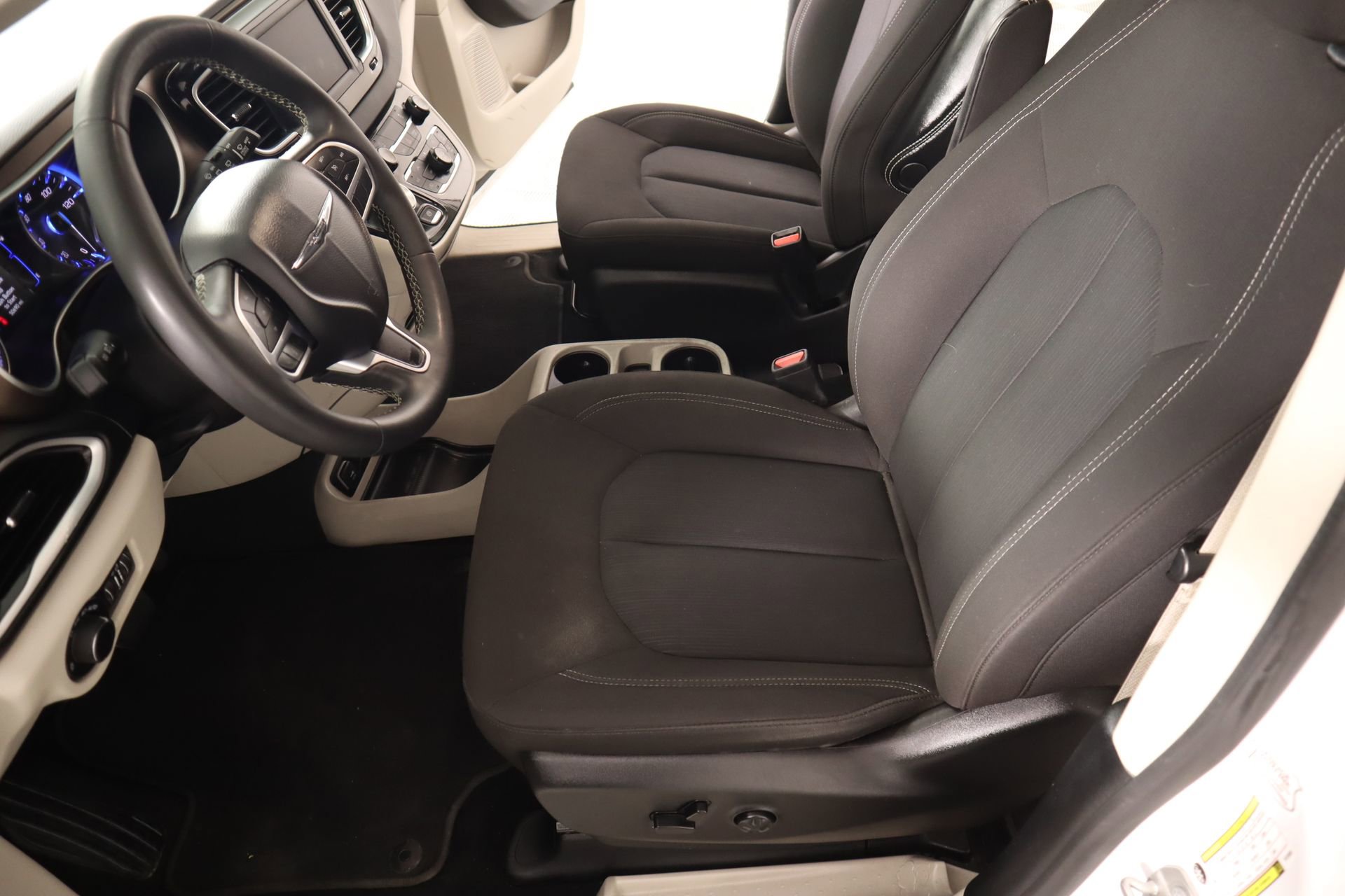 Used 2024 Chrysler Voyager LX image 10