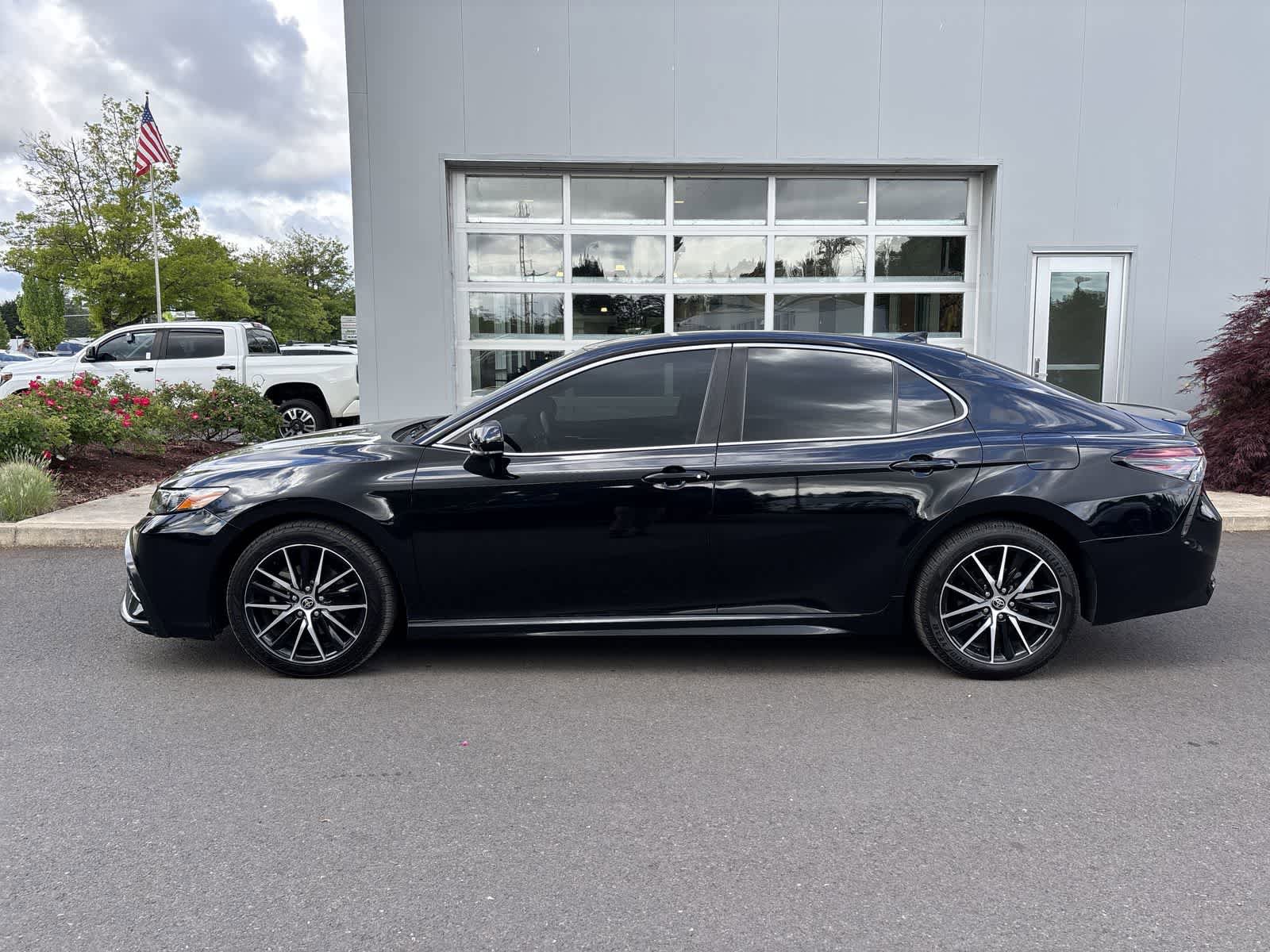 Used 2021 Toyota Camry SE w/ Carpet Mat Package (TMS) FWD image 2