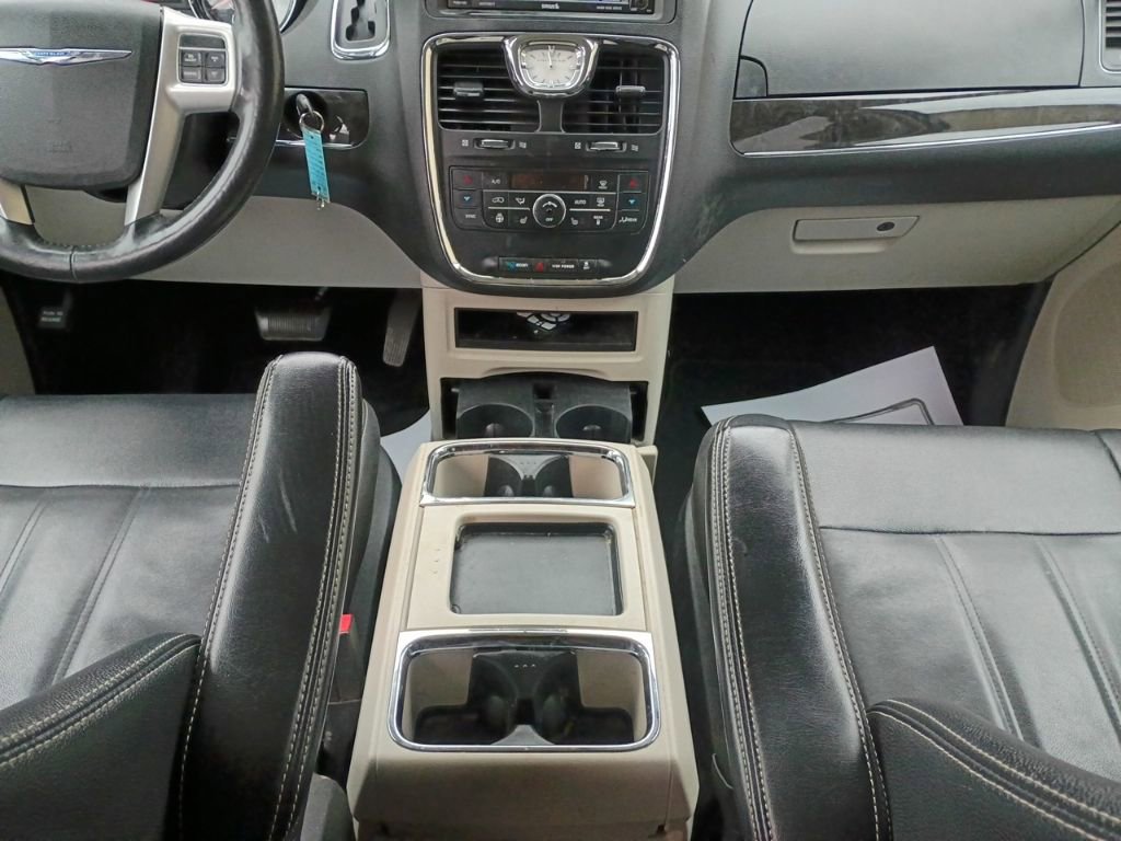 Used 2015 Chrysler Town & Country Touring w/ Driver Convenience Group image 32