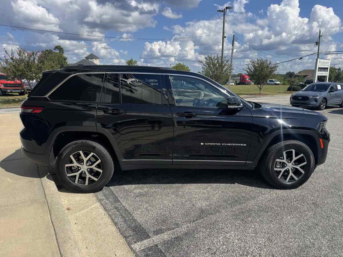 Used 2025 Jeep Grand Cherokee Limited w/ Luxury Tech Group II AWD/4WD image 41