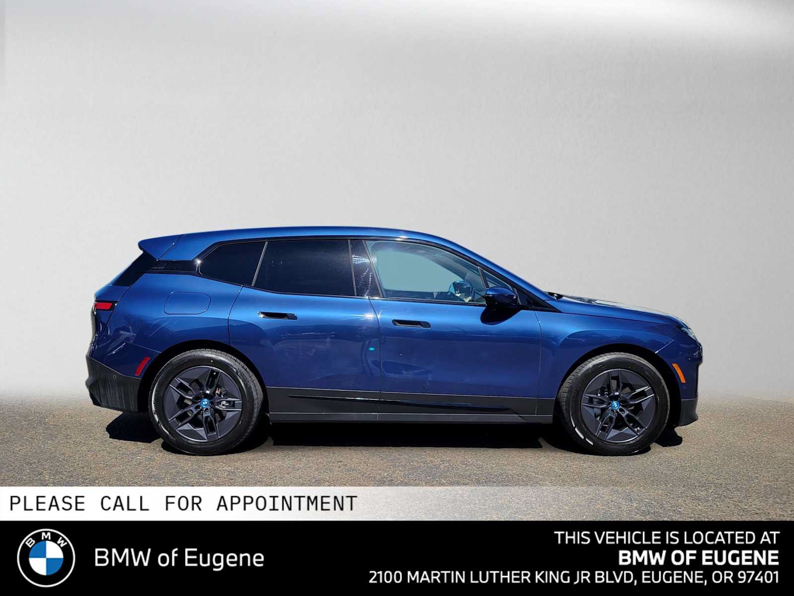 Used 2023 BMW iX xDrive50 w/ Premium Package AWD/4WD image 2