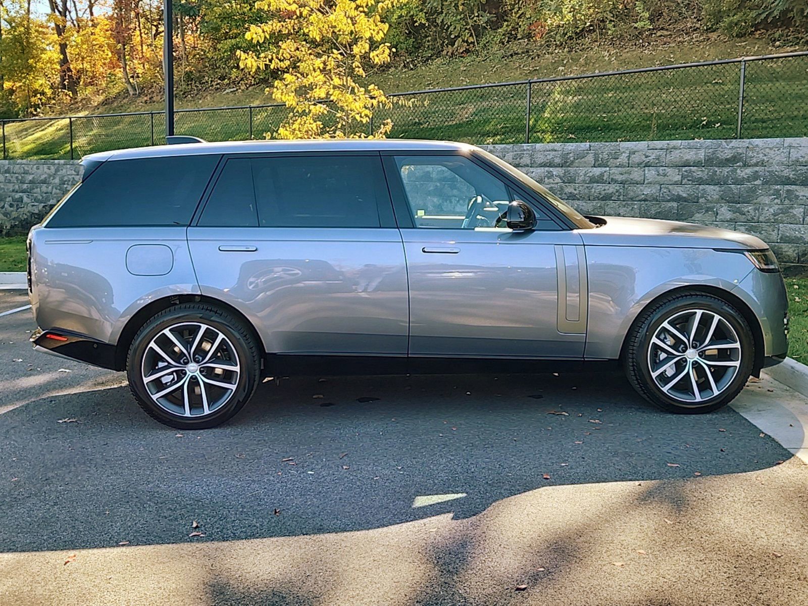 New 2025 Land Rover Range Rover Long Wheelbase SE image 11