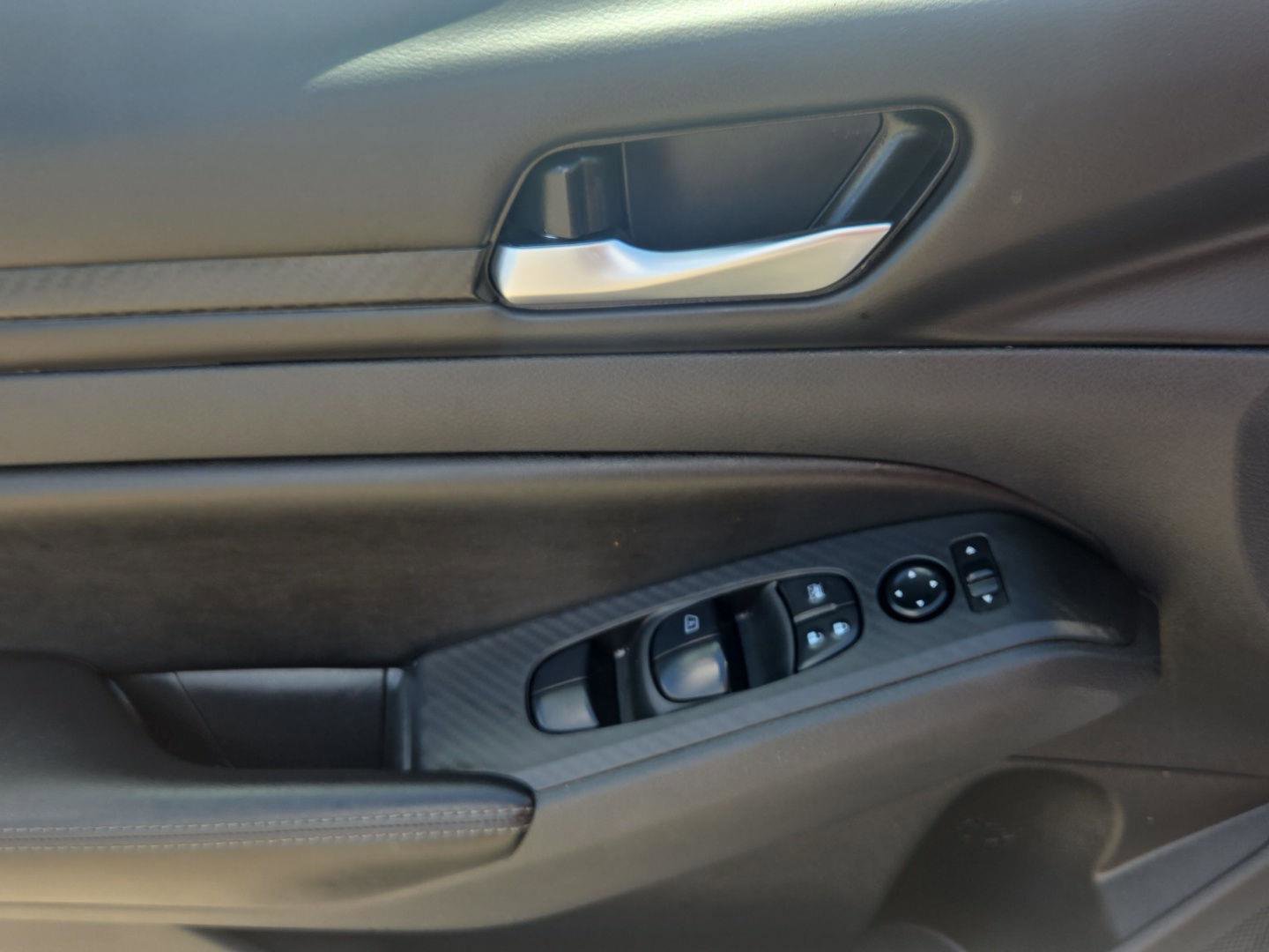 Used 2024 Nissan Altima 2.5 SV AWD/4WD image 18