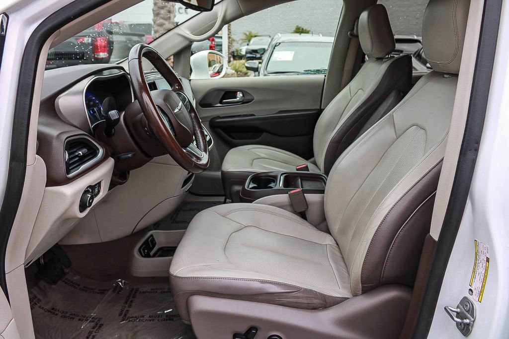 Used 2018 Chrysler Pacifica Touring-L w/ Tire & Wheel Group FWD image 17