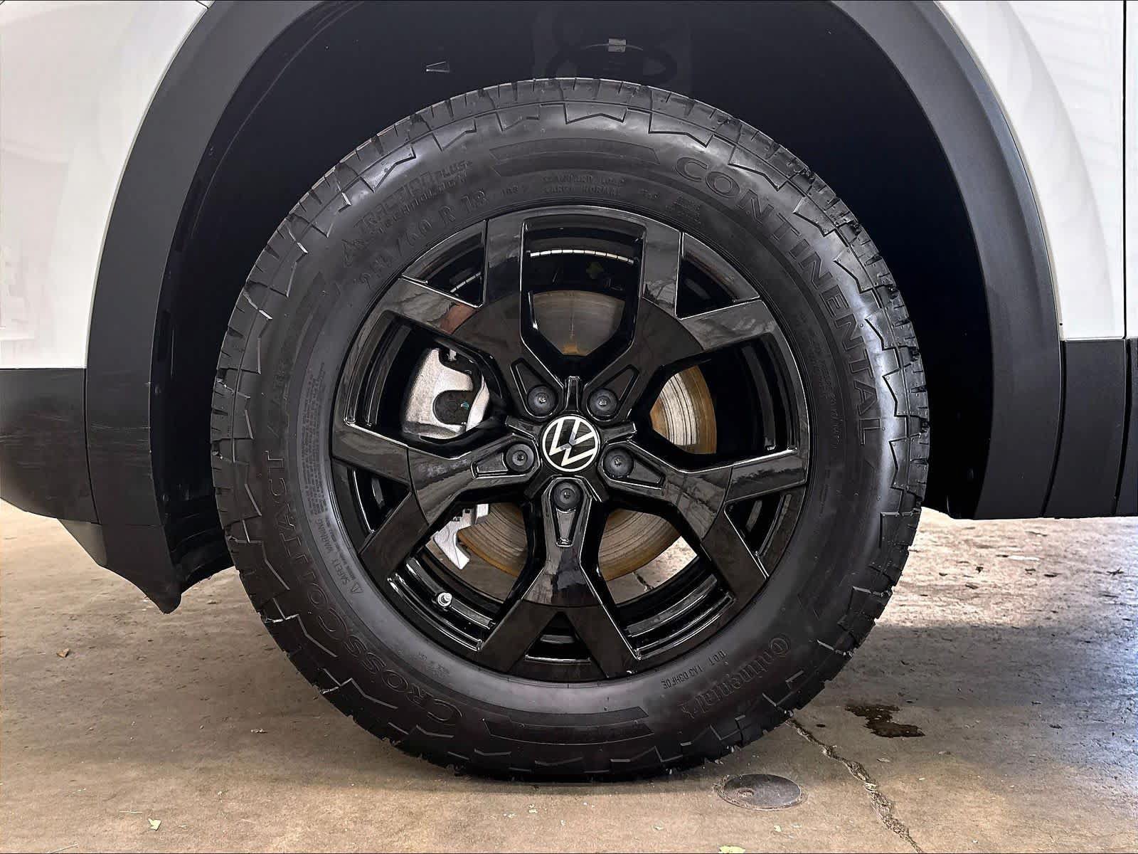 Used 2024 Volkswagen Atlas Peak Edition SE AWD/4WD image 37