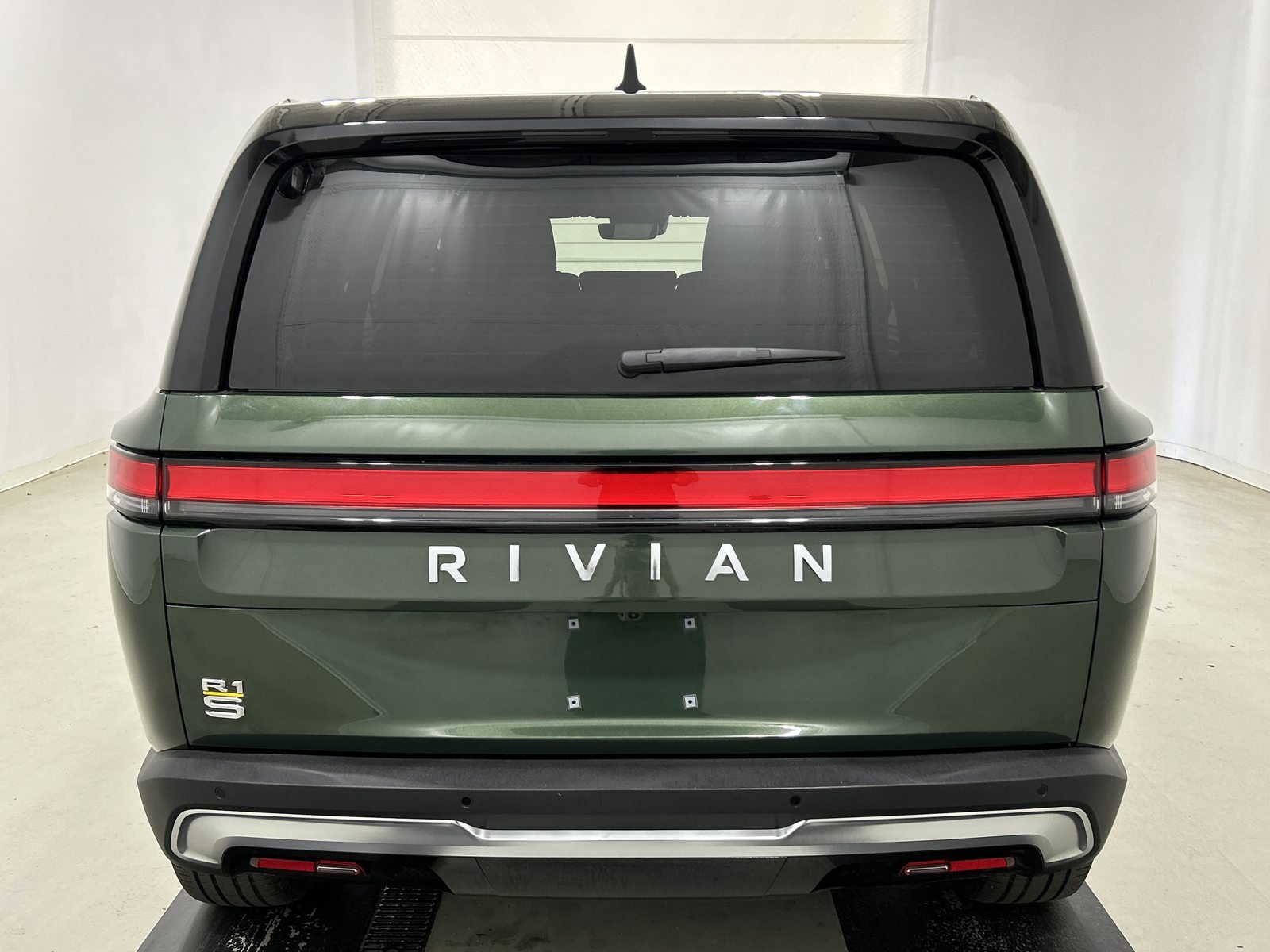 Used 2024 Rivian R1S Adventure Quad AWD/4WD image 4