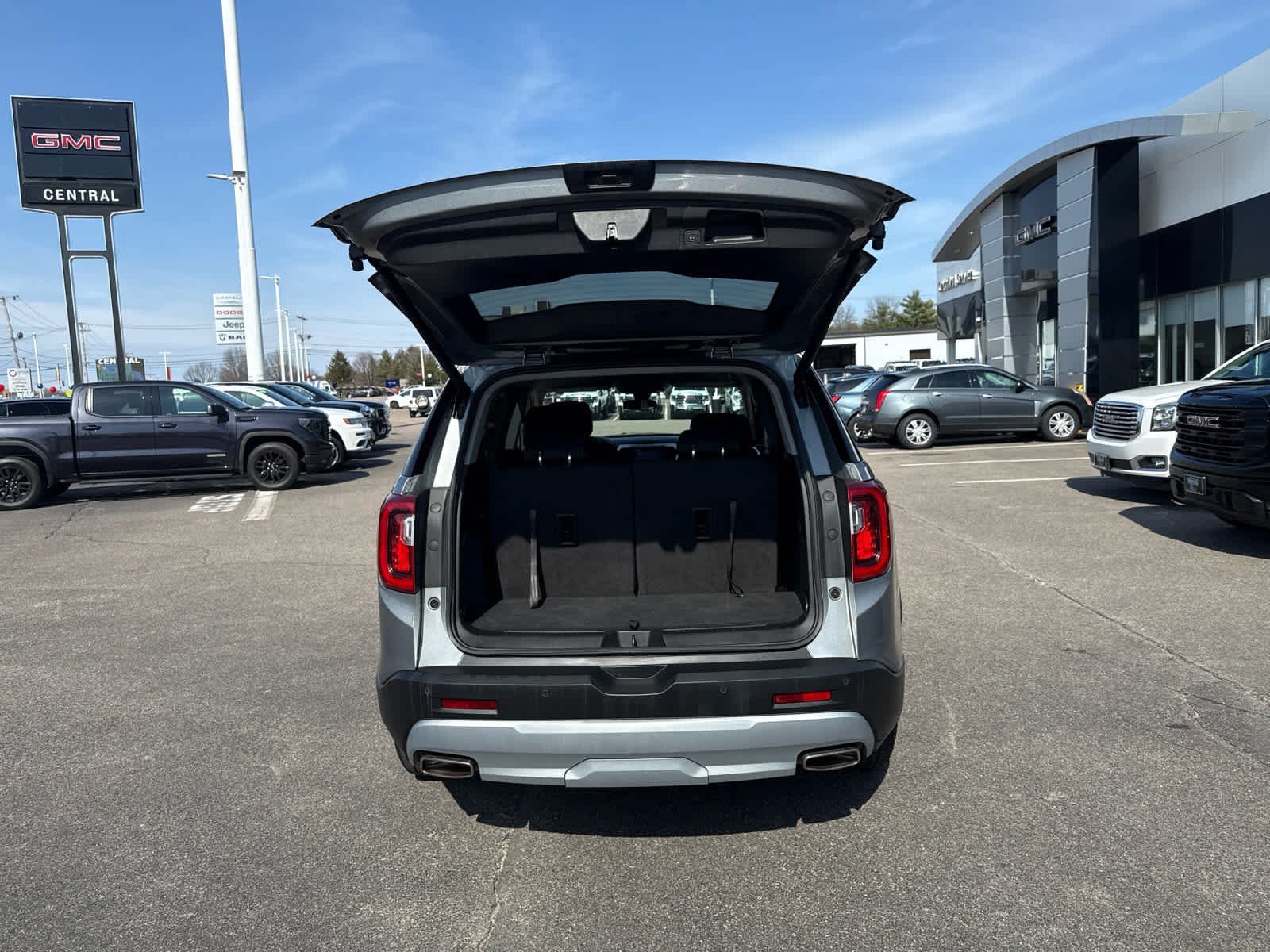Certified 2023 GMC Acadia SLE w/ Driver Convenience Package AWD/4WD image 10