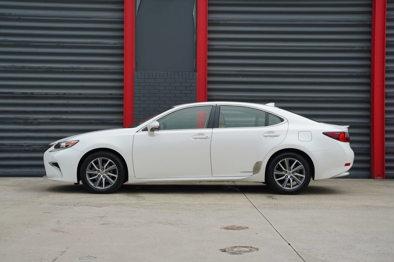 Used 2016 Lexus ES 300h w/ Ultra Luxury Package FWD image 9