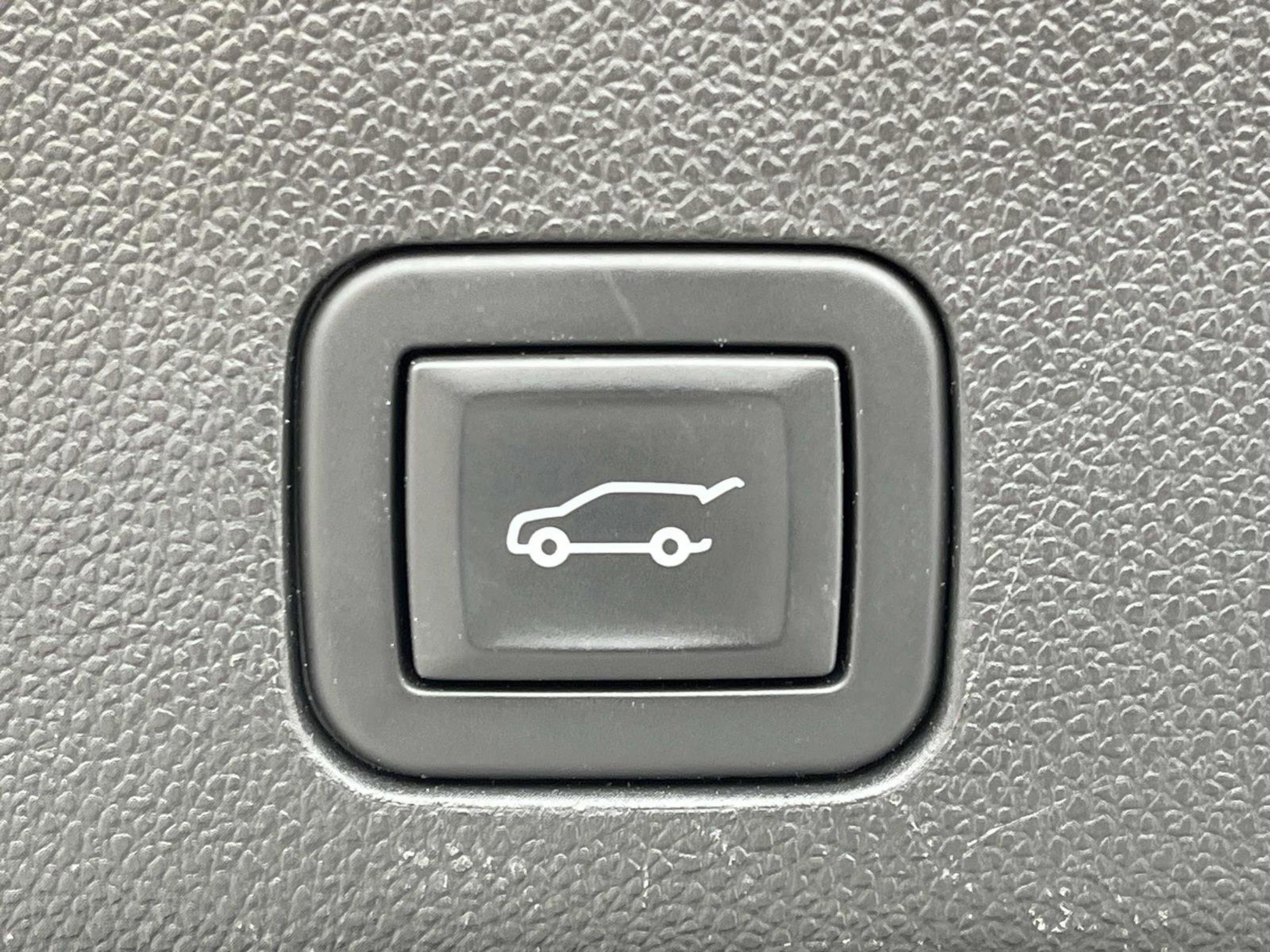 Used 2023 Chevrolet Suburban Premier AWD/4WD image 24