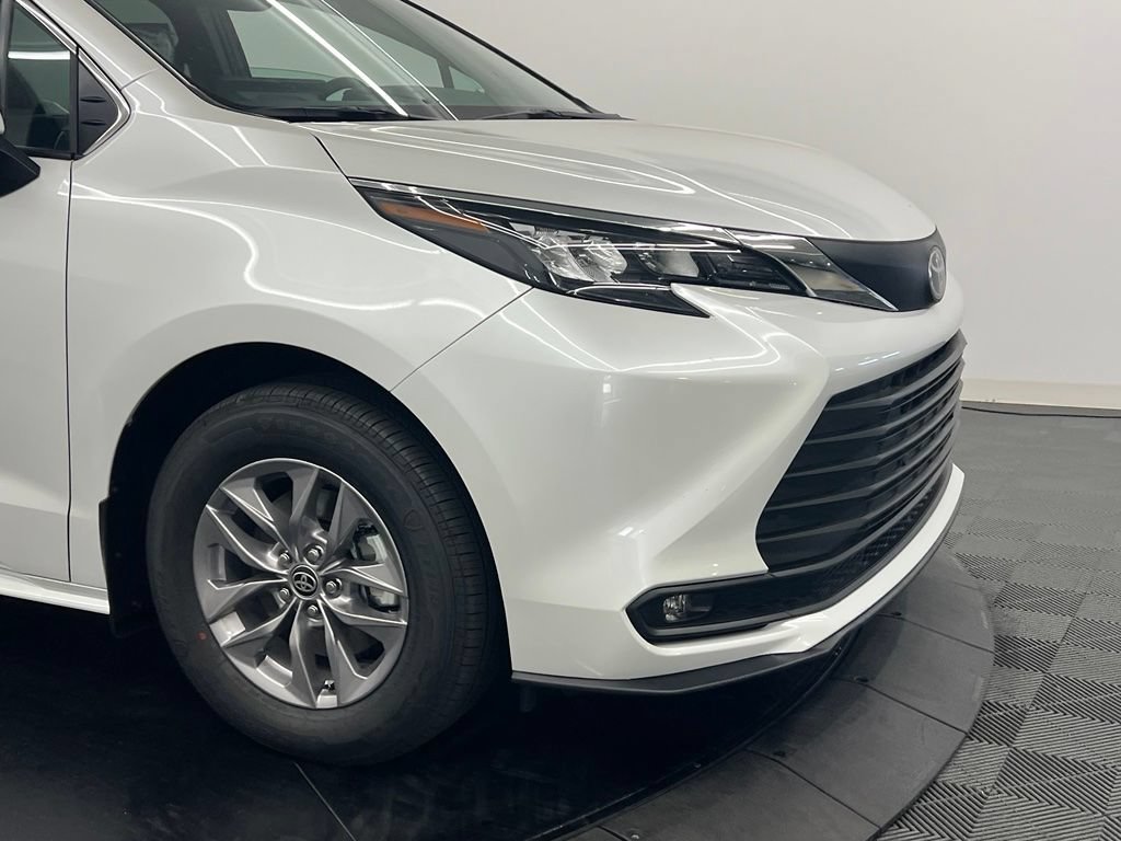 Used 2026 Toyota Sienna XLE FWD image 5