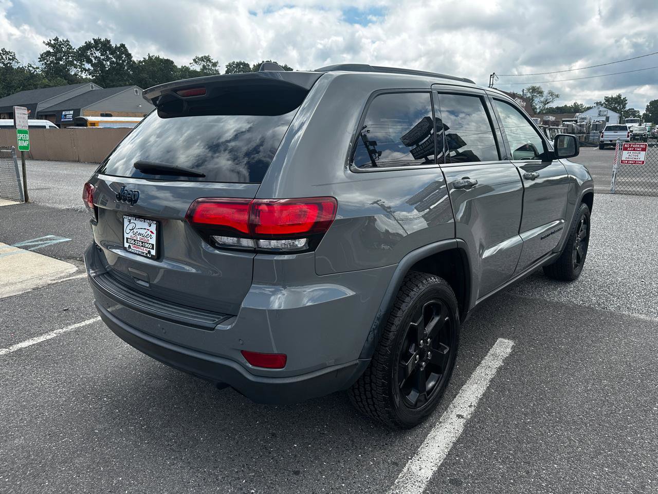 Used 2019 Jeep Grand Cherokee Laredo image 5