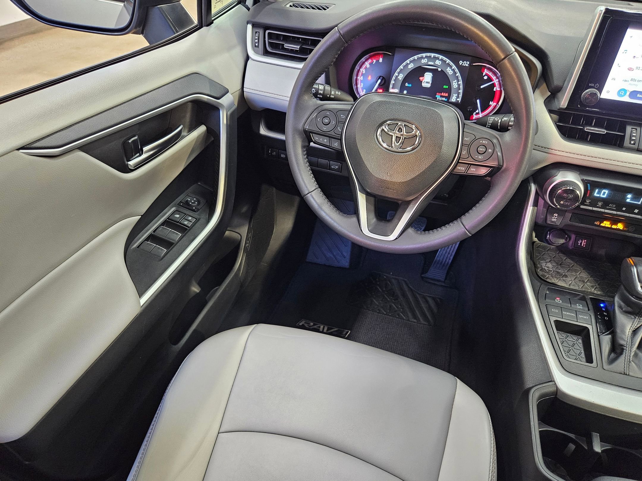 Used 2023 Toyota RAV4 XLE Premium image 9