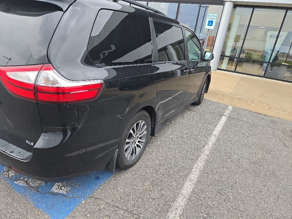 Used 2019 Toyota Sienna XLE FWD image 3