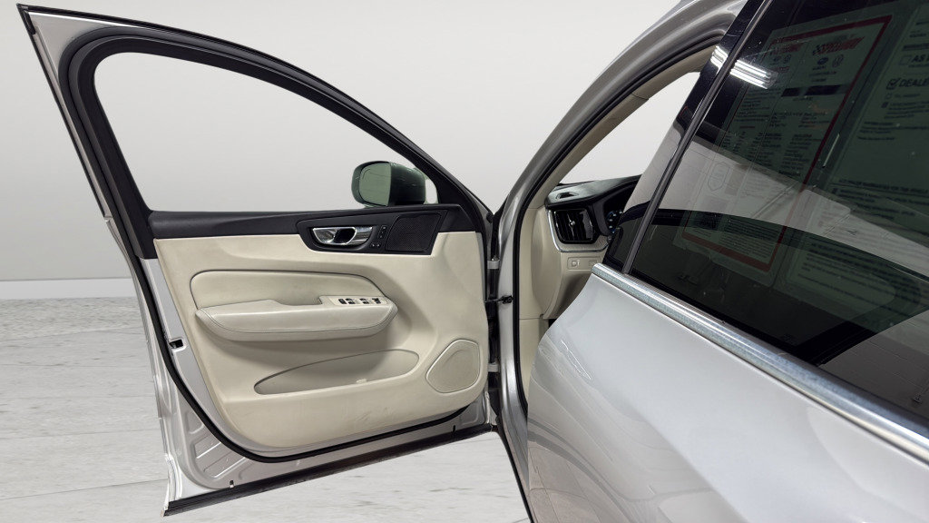 Used 2020 Volvo XC60 T5 Inscription image 13