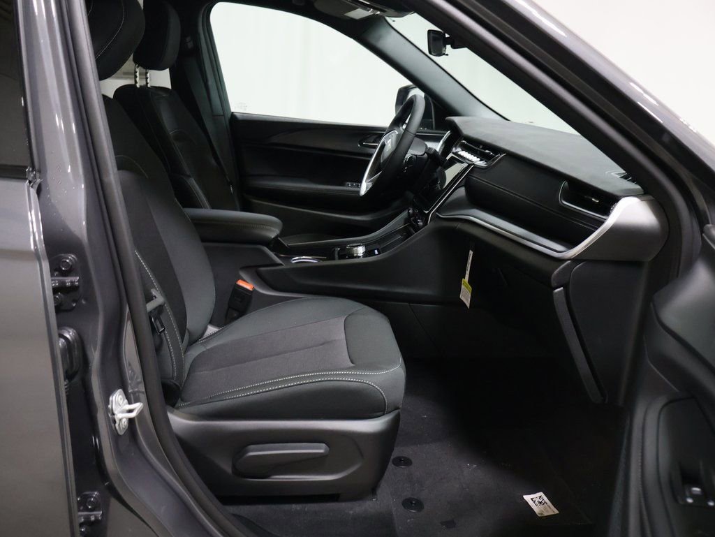 New 2025 Jeep Grand Cherokee Laredo w/ Luxury Tech Group I image 19