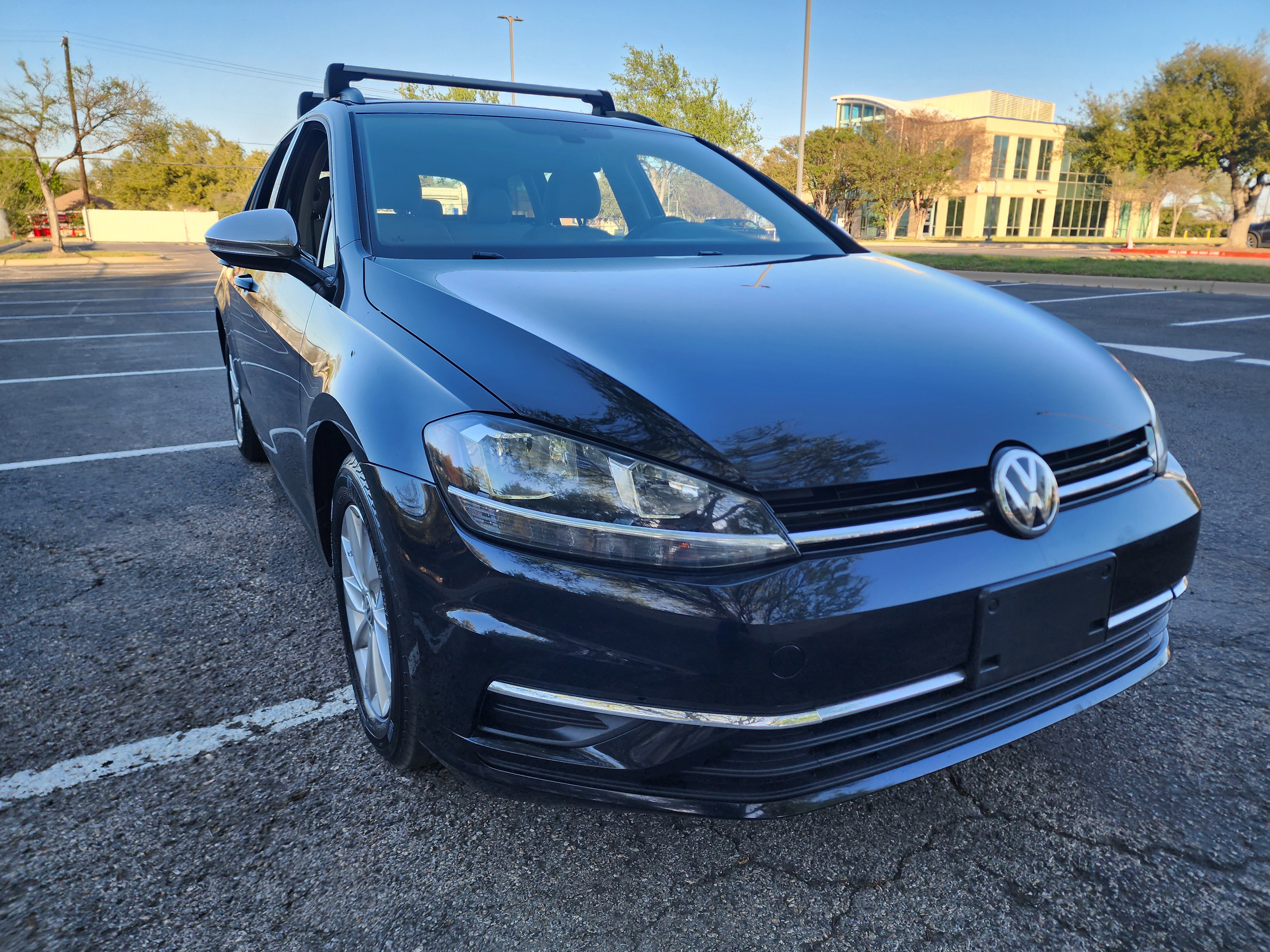 Used 2019 Volkswagen Golf S image 1