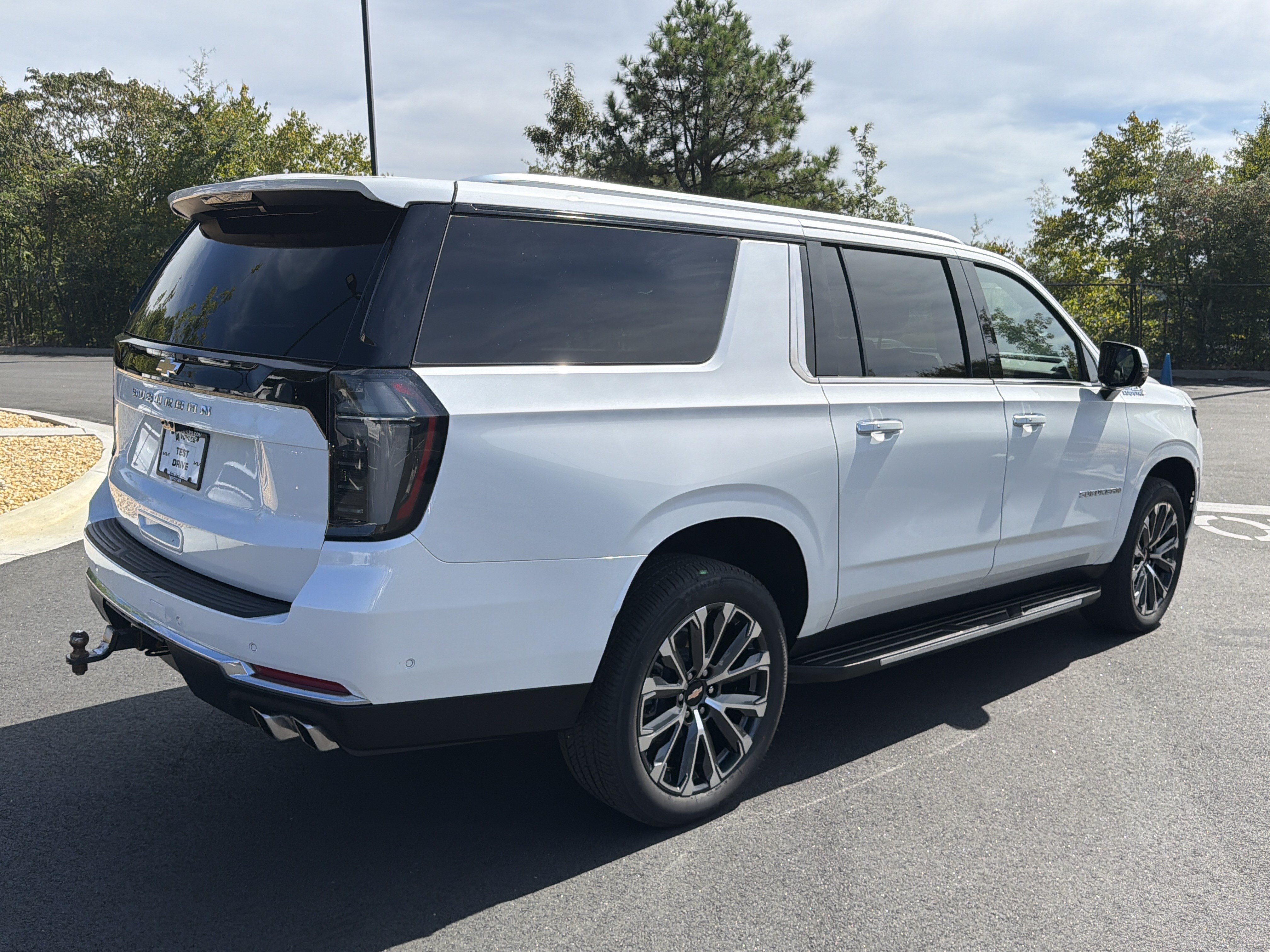 Used 2025 Chevrolet Suburban High Country AWD/4WD image 7