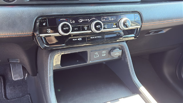 Used 2025 Honda Pilot Sport image 17